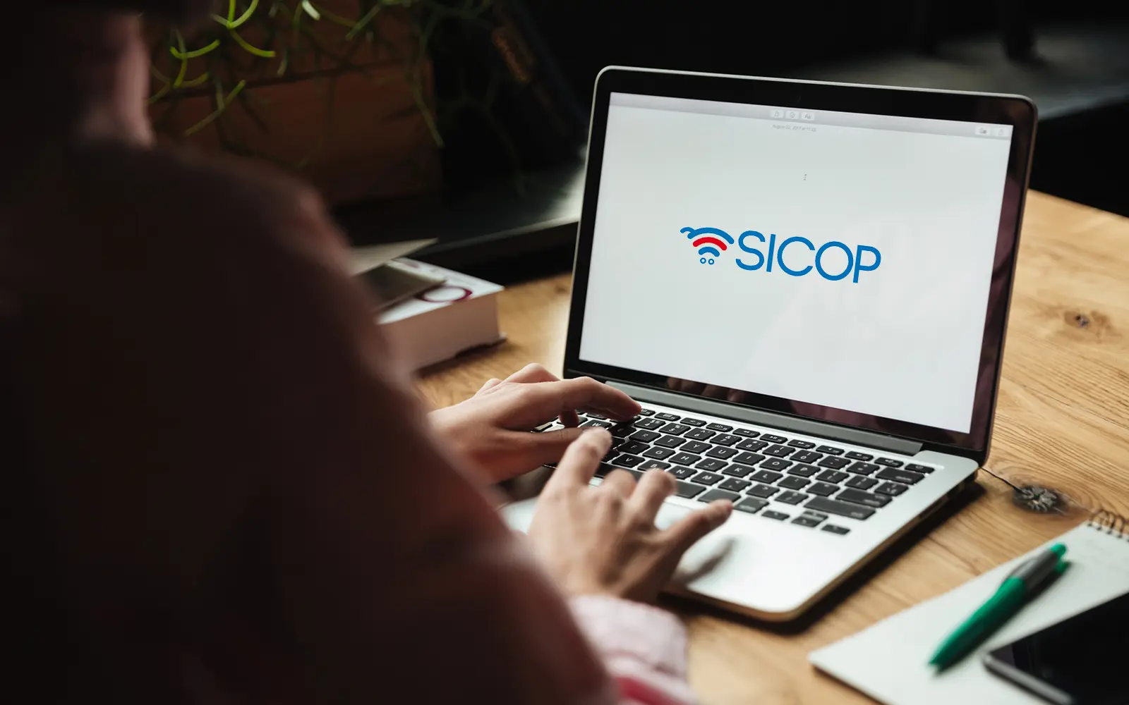 Profesional utilizando SICOP en Costa Rica